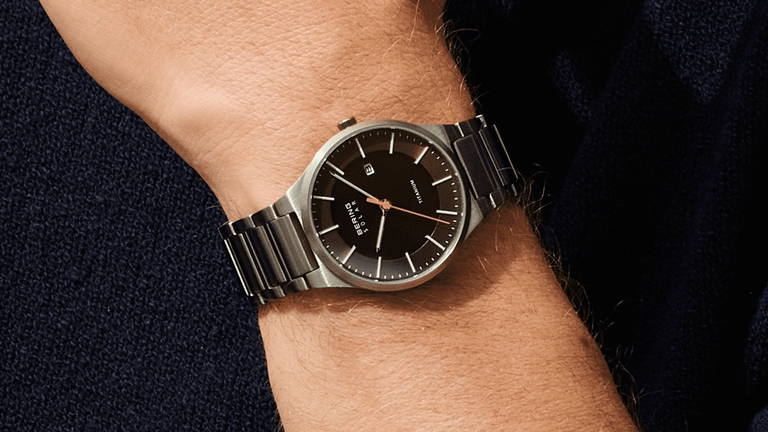 Este reloj con carga solar es una pasada, caja de titanio, cristal de zafiro y solo 131 euros