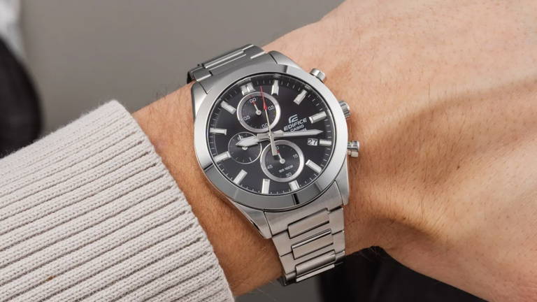 Este Casio de acero con cristal de zafiro, la precisión de cuarzo y resistencia de 10 ATM está tirado de precio