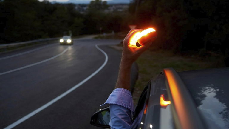 Cómo saber si una baliza V16 está homologada por la DGT y evitar multas