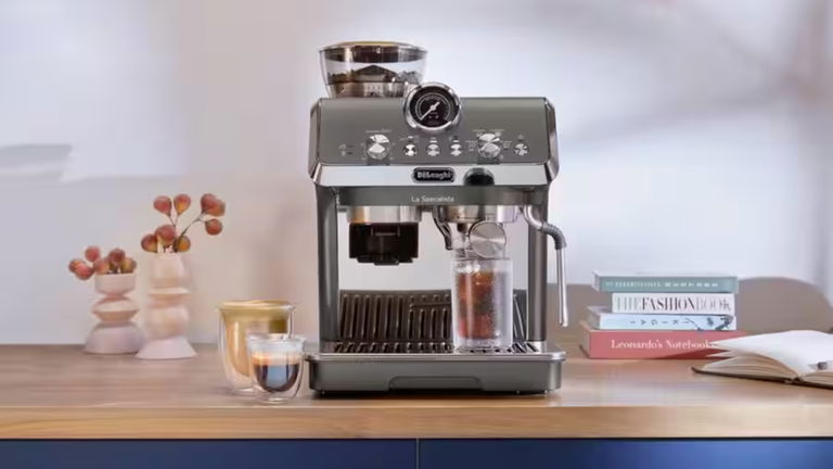 Rebaja histórica en la cafetera De'Longhi más deseada: espuma perfecta, aroma intenso y diseño italiano