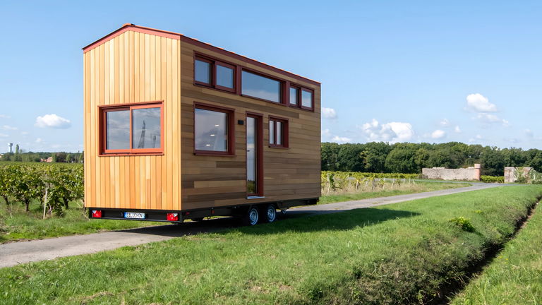 La diminuta casa prefabricada de tus sueños existe y tiene forma de chalet: es encantadora