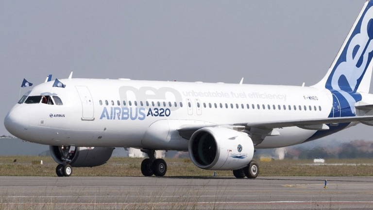El "bug" solar de Airbus: miles de vuelos retrasados o cancelados porque el Sol puede corromper los controles del A320