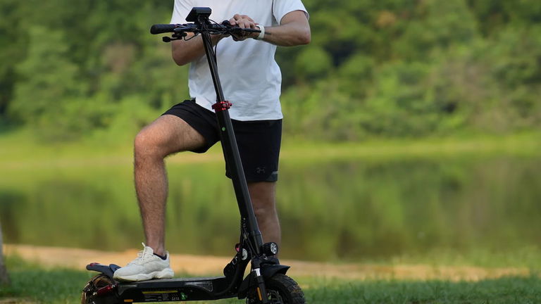 Motor de 800 W, autonomía de 40 kilómetros y solo 250 euros: este patinete eléctrico es el bombazo de este 11 del 11