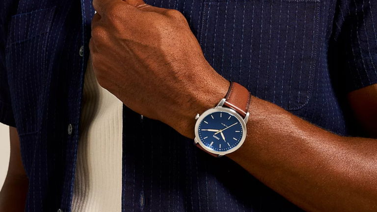 Este reloj Fossil con correa de piel es pura clase minimalista por mucho menos de lo que imaginas