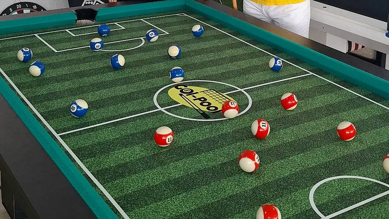Argentinos tenían que ser: la mezcla perfecta entre futbolín y billar ha nacido