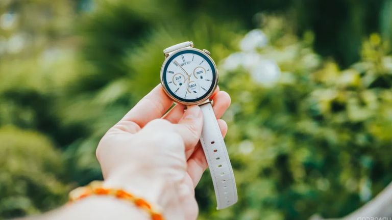 El reloj inteligente con GPS no necesita presumir para demostrar que funciona mejor que muchos caros