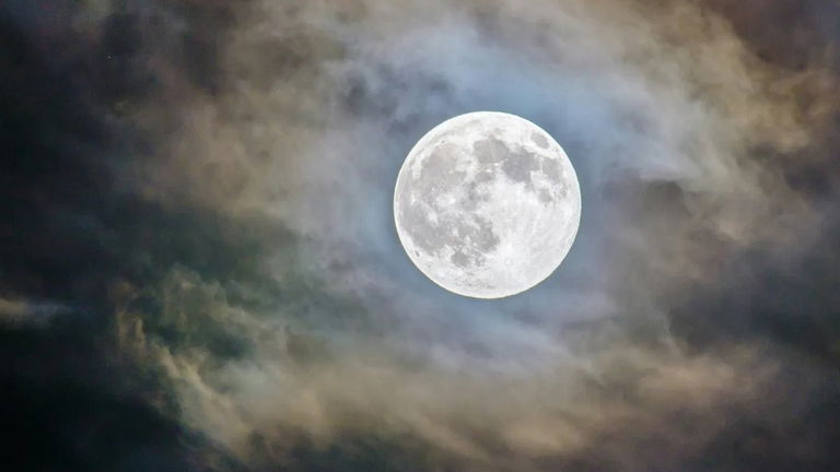 Una empresa ha encontrado una enorme fuente de recursos y quiere minarla. El problema es que está en la Luna