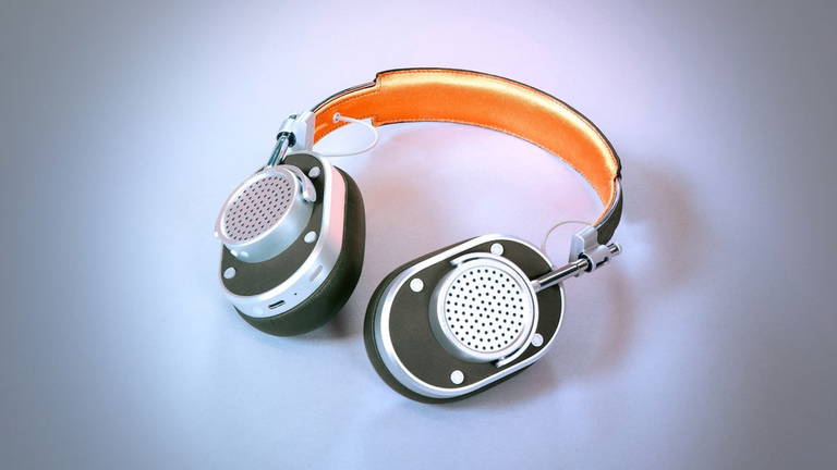 El bajista de Coldplay diseña unos auriculares de culto inspirados en los trajes espaciales de la NASA