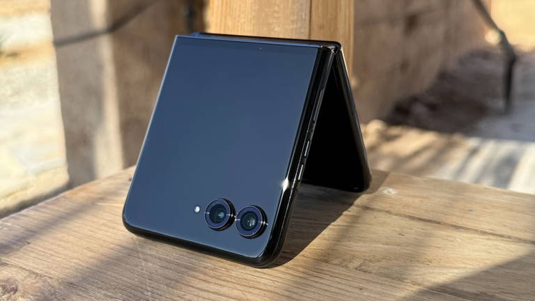 El móvil plegable más barato que puedes conseguir ahora mismo es este icónico Motorola
