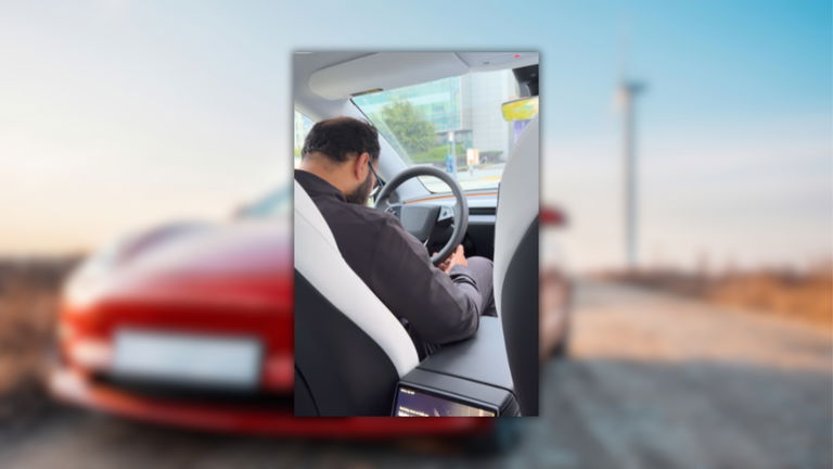Captan en vídeo al conductor de un Tesla Robotaxi durmiendo en mitad de un viaje