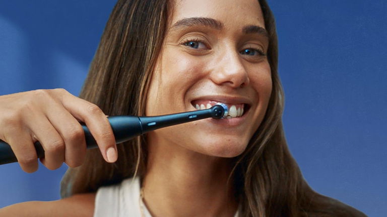 55% menos para este pack de dos cepillos eléctricos Oral-B con estuche de viaje incluido