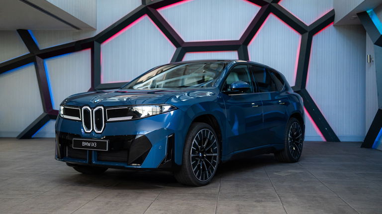 El nuevo BMW iX3 rompe la barrera de los 800 km de autonomía en España con un precio de salida de 69.900 euros