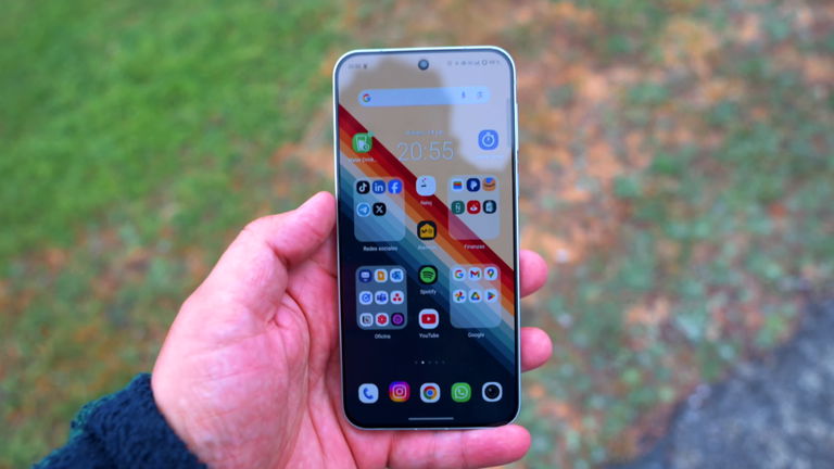 Un gama alta compacto que nos encanta y está baratísimo: potencia, buenas cámaras e impresionante batería