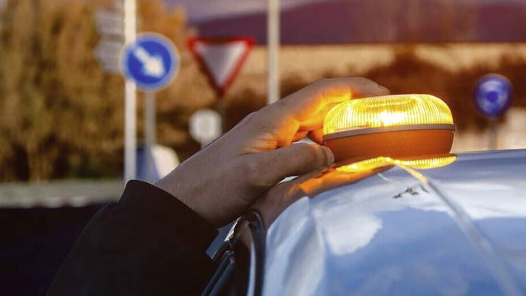 Qué baliza V16 comprar para tu coche: comparativa de los mejores modelos homologados por la DGT