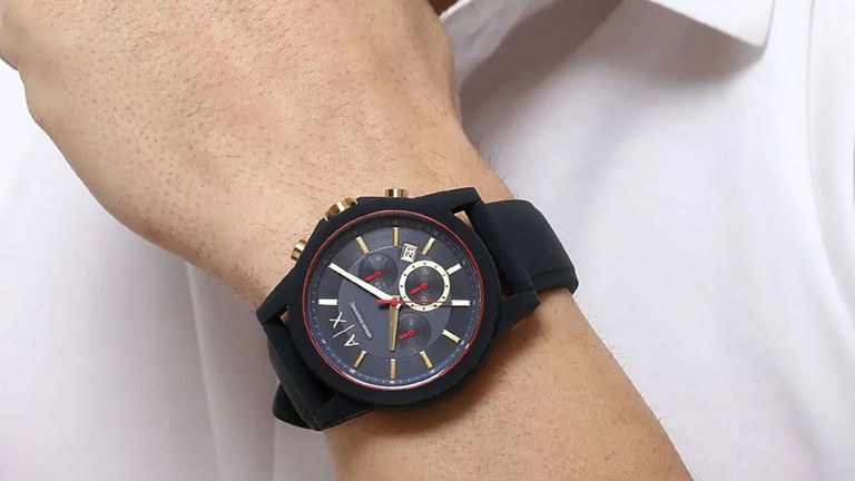 47 mm, cronógrafo y correa de silicona azul: el Armani Exchange te da estilo de marca top y cuesta poco