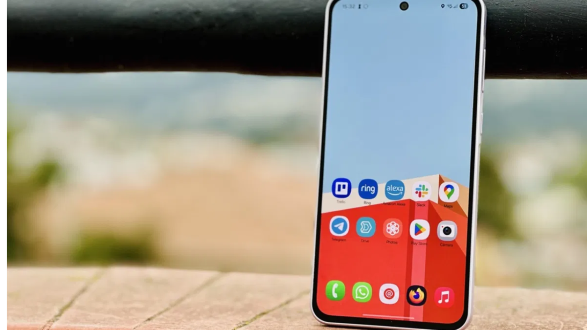 Samsung ha vuelto a pulir su gama media con un móvil que no busca romper récords, pero sí pone en jaque a más de uno premium