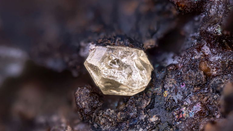 Unos científicos encontraron una piedra lunar. Decidieron romperla y lo que encontraron en su interior les dejó boquiabiertos