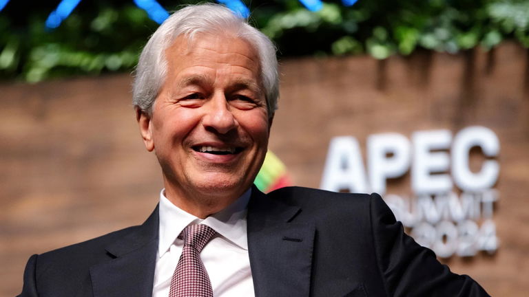 Ni aprender a programar ni huir de la tecnología: las 3 claves del CEO de JPMorgan para que la IA no te quite el trabajo