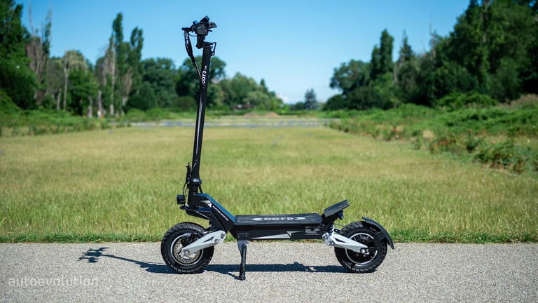 Doble motor y suspensión todoterreno: no hay muchos patinetes baratos que puedan competir con este modelo