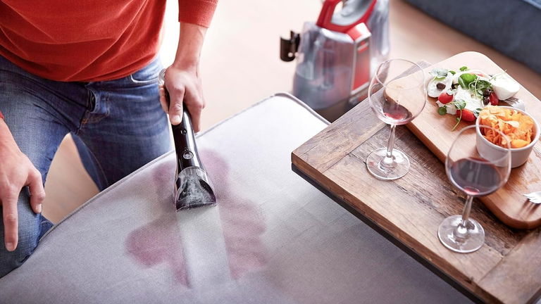 Tu casa esta Navidad como los chorros del oro: aspiradora de tapicería compacta y barata para cualquier hogar