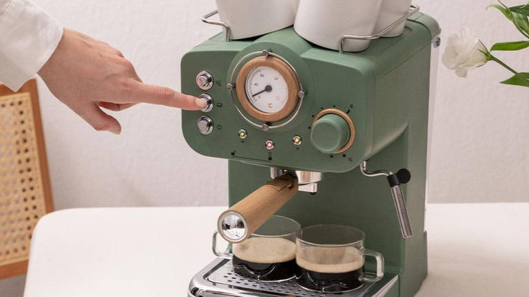 No vas a querer tomarte el café en otro sitio que no sea a través de esta cafetera vintage con 20 bares de presión