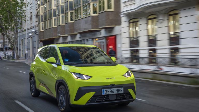 Fin de una era: Tesla pierde el trono mundial y BYD le saca una ventaja de 600.000 coches