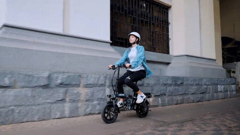 Plegable, potente y muy barata: esta bicicleta eléctrica entra en cualquier sitio y cuesta menos de 350 euros
