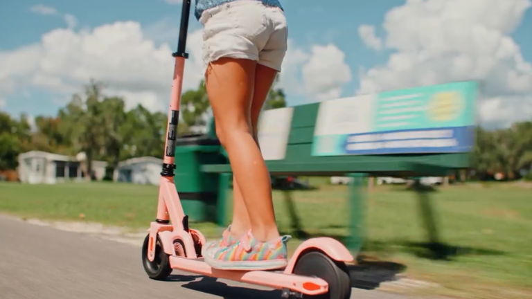 ¡Luces, diversión y aventuras! El patinete que hará sonreír a tu hijo estas Navidades por poco más de 100 euros