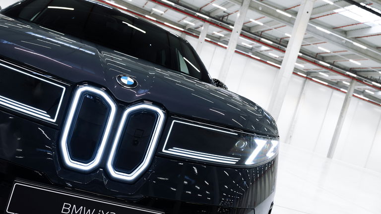 Ni pequeño ni urbano: el BMW i3 renace como una berlina de 900 km para destronar al Tesla Model 3