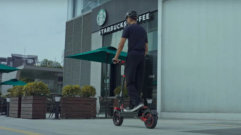 Potencia de 1000 W, 45 kilómetros de autonomía y un precio de auténtica locura: el patinete de 300 euros que todo el mundo está comprando