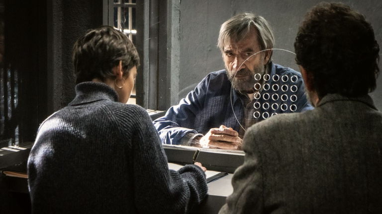 La nueva serie española de Netflix, con Imanol Arias y Elena Anaya, llega en la víspera de Nochebuena y no es apta para estómagos sensibles