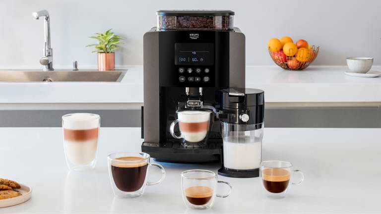 Tu nuevo ritual de café empieza con el Krups Roma, que hace espresso y capuccino como un barista sin mover un dedo