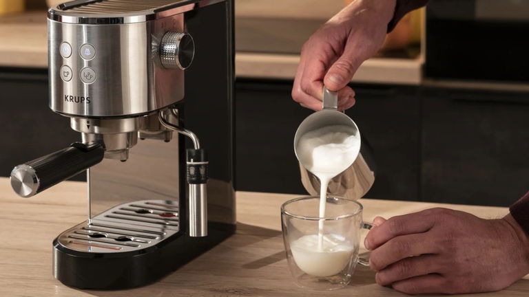 No renuncies a un café de primera si tienes poco espacio en la cocina: esta Krups es muy compacta (además de barata)