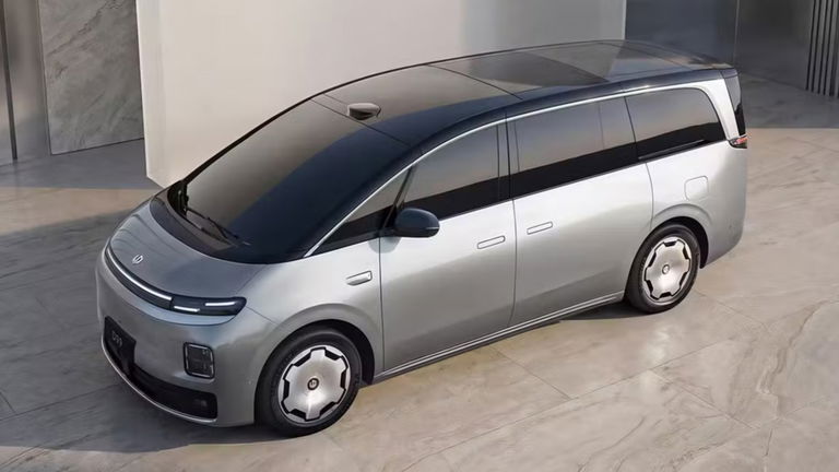 Tiene motor de gasolina, pero su batería es más grande que la de un Tesla: el nuevo "gigante" de Leapmotor rompe todos los récords