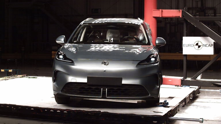 Más seguro que un compacto europeo: el nuevo MG4 "Urban" arrasa en los test de choque con 5 estrellas y prepara su desembarco en Europa