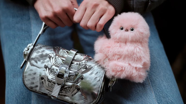 No hace nada, pero es irresistible: Mirumi, el robot peludo que imita la curiosidad de un bebé, arrasa en Kickstarter