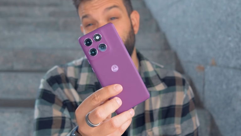 Hundimiento total de este Motorola Pro con diseño top, pantalla pOLED, gran batería y Android 16