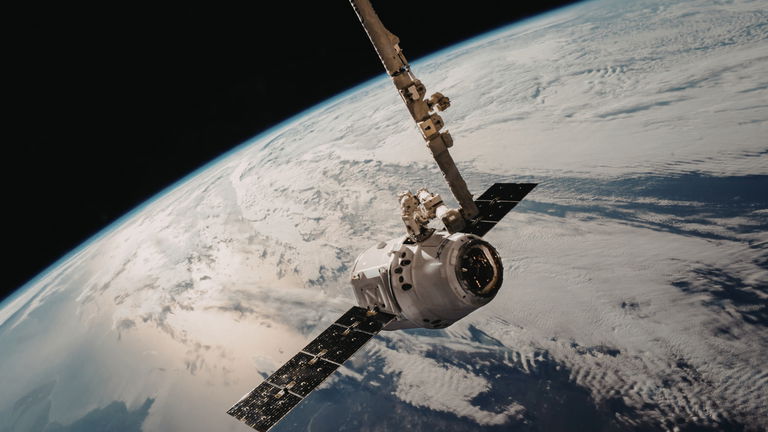 Un satélite de Starlink ha explotado y sus restos van a caer de vuelta a la Tierra