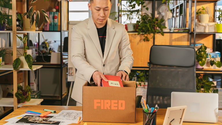 La lista negra del empleo: estas son las 6 empresas que han echado a miles de trabajadores para "apostar" por la IA