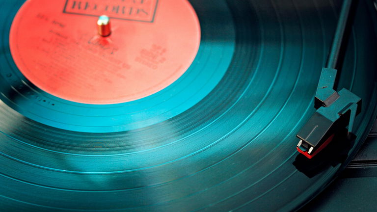 Escuchar discos de vinilo en 2025: el precio (y el placer) de amar un formato imperfecto