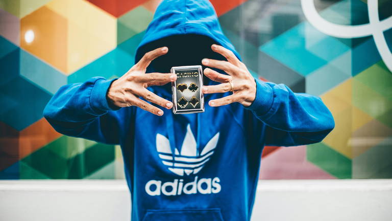 "Un cyborg inútil": se implanta un chip para hacer magia y trucos con Bitcoin, pero olvida la contraseña y lo deja inservible