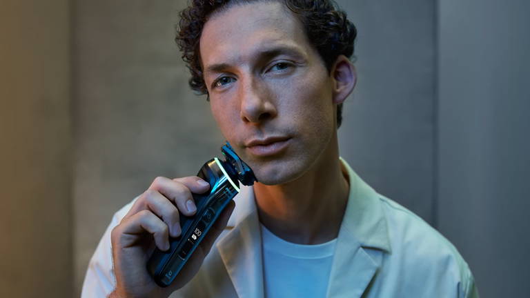 Esta Philips de gama alta hunde su precio: 150.000 cortes por minutos, cabezal 360º y tecnología SkinIQ