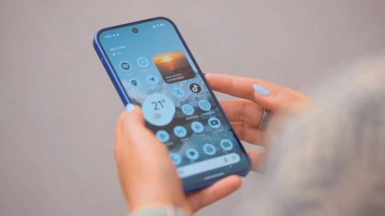La mejor cámara en un móvil compacto llega a su mínimo histórico: 7 años de actualizaciones, teleobjetivo y gran diseño premium