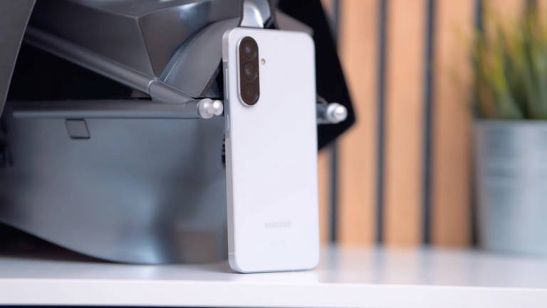 El mejor teléfono Samsung de la gama media se pone a tiro: 268 euros por una pantalla Super AMOLED, cámara Sony y Android 16