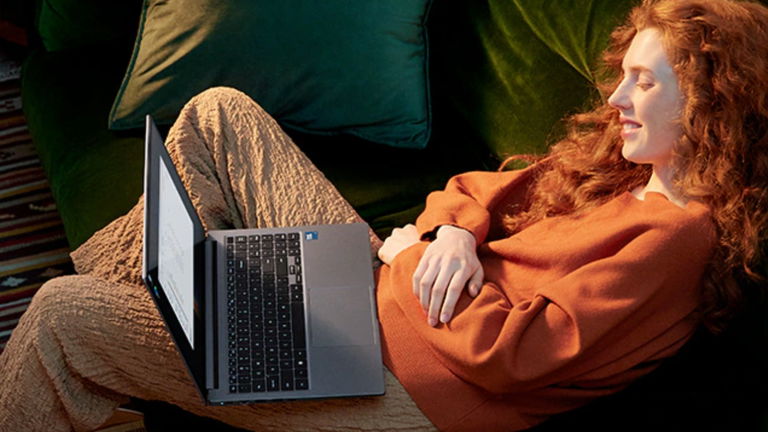 Si estás cansado de que tu portátil se quede colgado con 3 pestañas abiertas, con sus 16 GB de RAM y 512 GB de SSD el Galaxy Book4 te hace la vida mucho más fácil