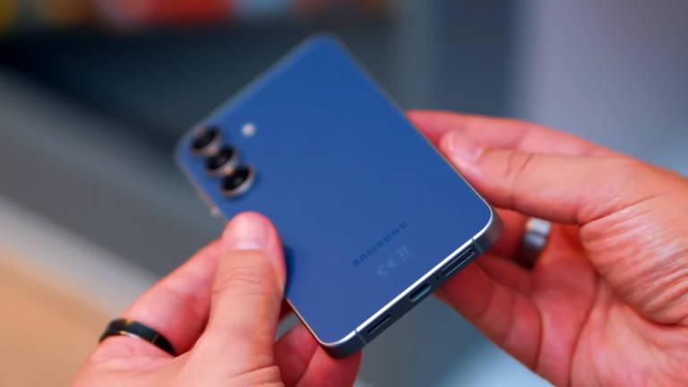 Desmantelan una fábrica que montaba cientos de móviles Samsung Galaxy falsos con piezas de China