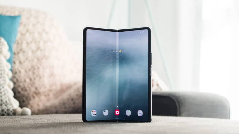 Esta bestia de móvil se abre como un libro y te da una pantalla gigante de 7,6 pulgadas.