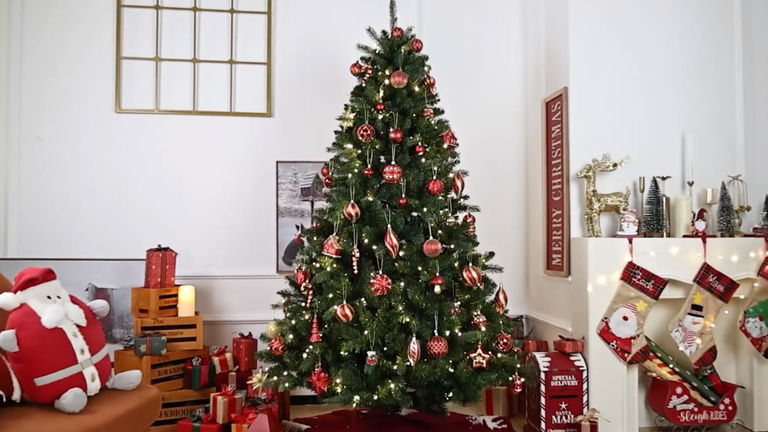 Este árbol de Navidad de 270 cm tiene luces LED y queda espectacular en casa
