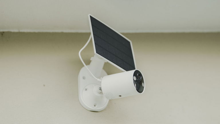 He probado la cámara solar para tu casa de 60 euros que desafía el 'impuesto revolucionario' de las demás