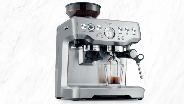 Vas a desear levatarte cada mañana sólo para tomar un café hecho con esta cafetera  con 20 bar, café molido y leche cremosa